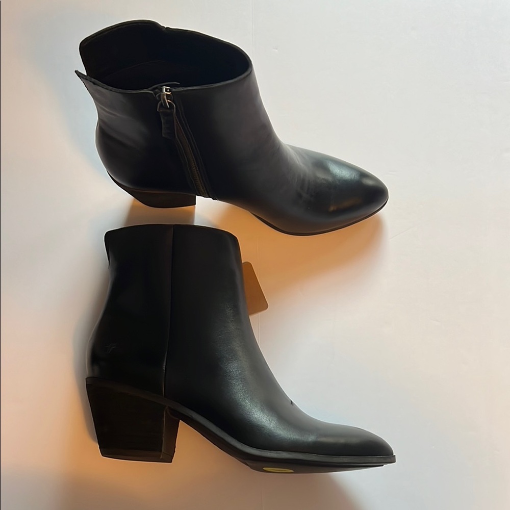 Frye Megan Side Zip Black Leather Ankle Booties Size 9 NWT - Picture 6 of 13